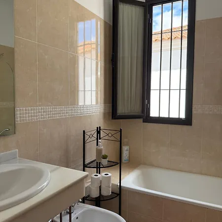 Homestay Triple Con Bano Compartido Sevilla Deluxe Rosales *