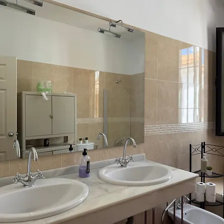 Homestay Triple Con Bano Compartido Sevilla Deluxe Rosales Los Rosales (Seville)