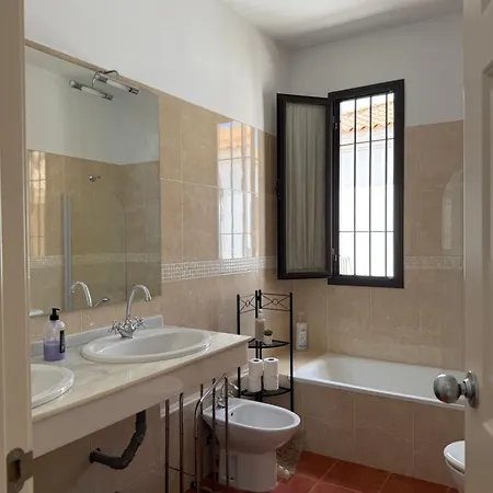 Triple Con Bano Compartido Sevilla Deluxe Rosales * Los Rosales (Seville)