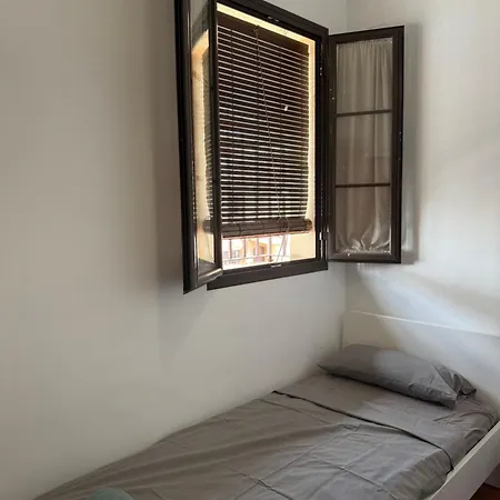 Triple Con Bano Compartido Sevilla Deluxe Rosales Homestay Los Rosales (Seville)